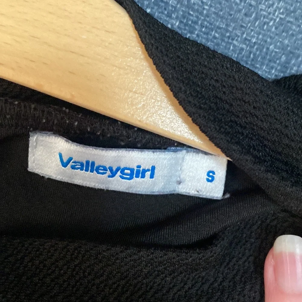Valleygirl - Black Sleeveless, Chocker and V neckline Top - Size Small - Picture 5 of 5